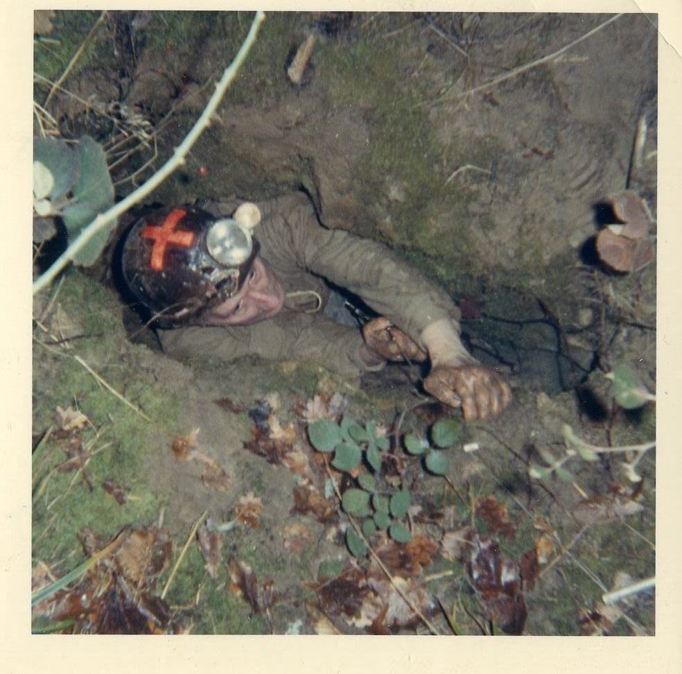 Entrée avant travaux Rhinolophes et busage.
Jean LACAS dans la chatière d'entrée.
Fichier manquant